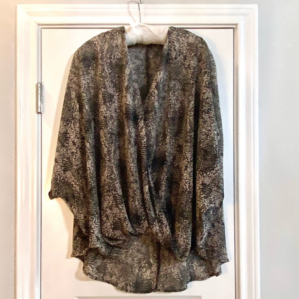 🌟🌟 3/$10 🌟🌟 Animal Print Sheer Criss Cross Blouse XXL